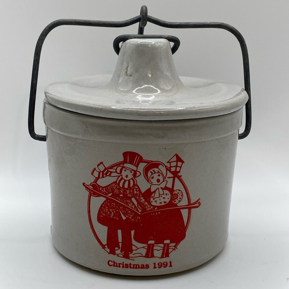 Vtg. Christmas 1991 crock‎ red image on stone color